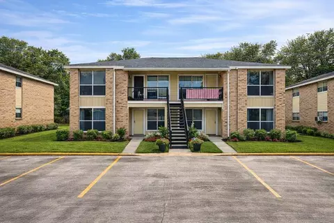 114 Lazy Ln, Sealy, TX 77474