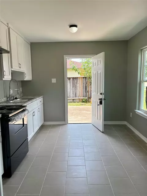 Kitchen - 1108 Jackson Ave, Pasadena, TX 77506 photo 2 of 2