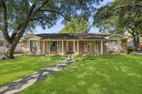 5442 Queensloch Dr, Houston, TX 77096