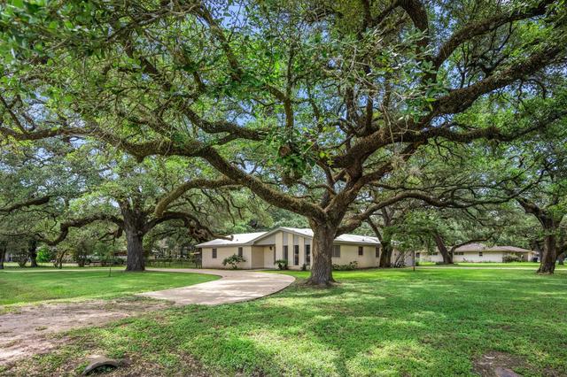 103 King Dr, Columbus, TX 78934