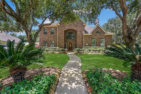 800 W Lake Cir, Friendswood, TX 77546