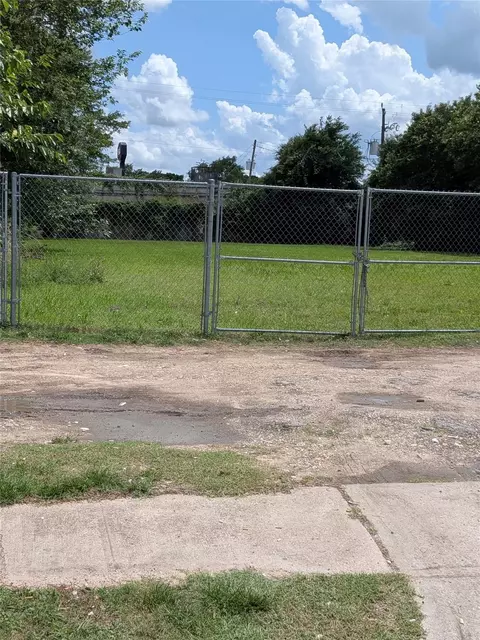8539 S Breeze Dr, South Houston, TX 77071