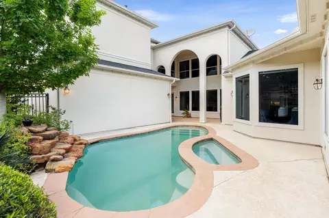 70 Blooming Grove Ln, Houston, TX 77077