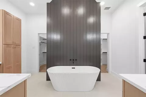 Bath - 467 Springfield Trl, Angleton, TX 77515 photo 1 of 8