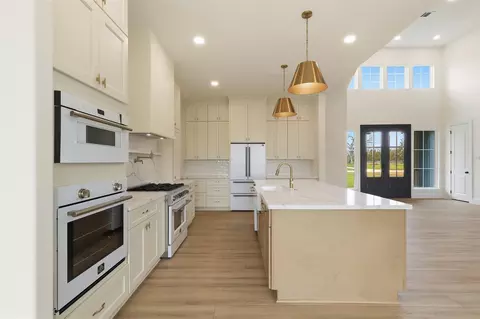 Kitchen - 467 Springfield Trl, Angleton, TX 77515 photo 4 of 4