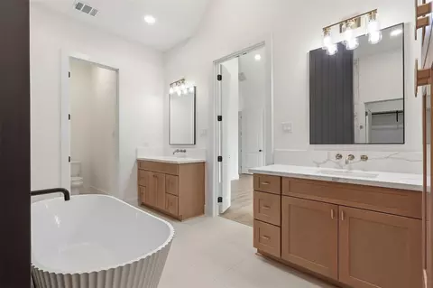 Bath - 467 Springfield Trl, Angleton, TX 77515 photo 3 of 8