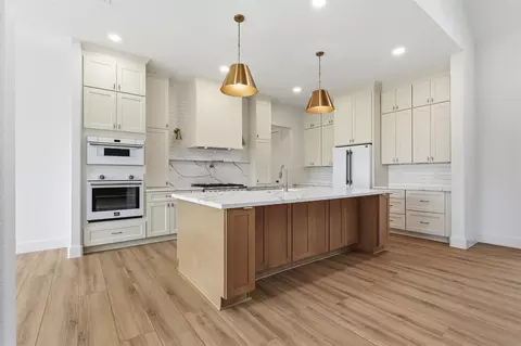 Kitchen - 467 Springfield Trl, Angleton, TX 77515 photo 1 of 4