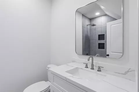 Bath - 467 Springfield Trl, Angleton, TX 77515 photo 7 of 8