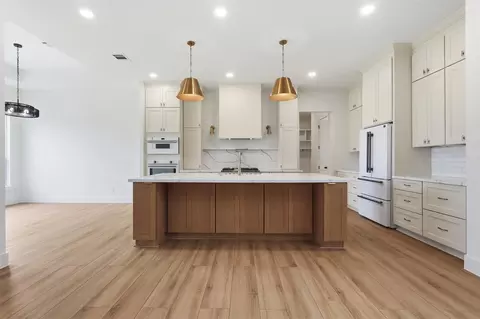 Kitchen - 467 Springfield Trl, Angleton, TX 77515 photo 2 of 4