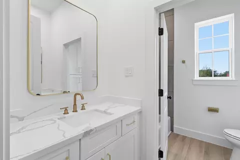 Bath - 467 Springfield Trl, Angleton, TX 77515 photo 6 of 8