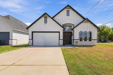 704 E Main St, La Porte, TX 77571