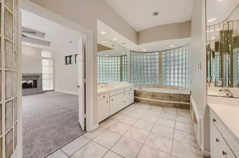Bath - 3 Hillside View Pl, Spring, TX 77381 photo 2 of 7