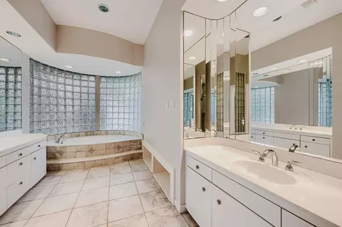 Bath - 3 Hillside View Pl, Spring, TX 77381 photo 4 of 7