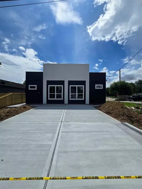 7800 Bowen St #A-B, Houston, TX 77051