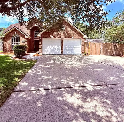 805 N Belle Dr, Angleton, TX 77515