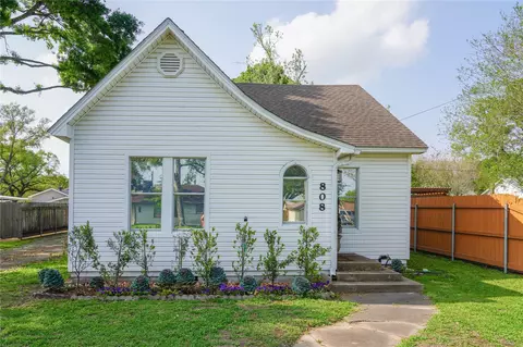 808 Heights St, El Campo, TX 77437