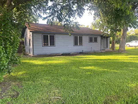 1102 E 2nd St, Sweeny, TX 77480