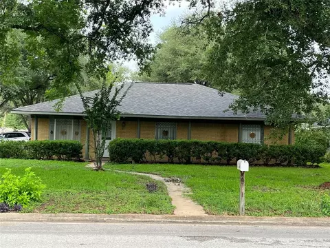 1092 S Holland St, Bellville, TX 77418