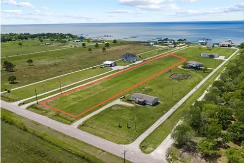 4409 W Bayshore Rd, Anahuac, TX 77514