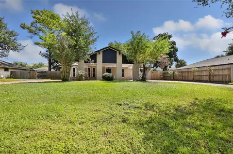 4308 Pine Shadows St, Dickinson, TX 77539