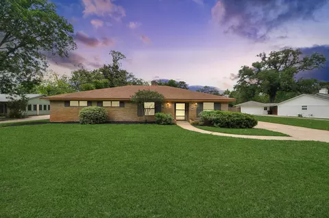 313 Linden Ln, Lake Jackson, TX 77566