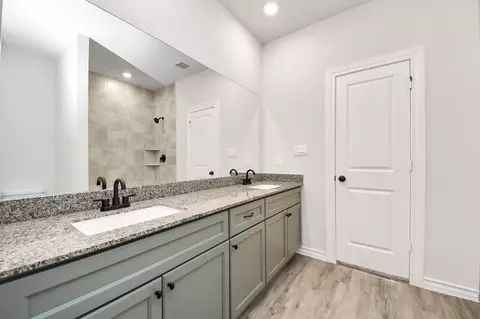Bath - 18745 Loom Dr, Conroe, TX 77306 photo 2 of 3
