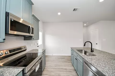Kitchen - 18745 Loom Dr, Conroe, TX 77306 photo 4 of 5