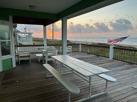 1327 Emerald Dr, Crystal Beach, TX 77650