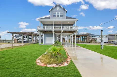 555 Pompano Dr, Freeport, TX 77541