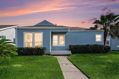 4805 Alamo Dr, Galveston, TX 77551
