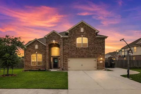 9511 White Landing Dr, Mont Belvieu, TX 77523