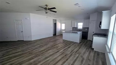 Living - 10481 Sugar Mill Dr, Conroe, TX 77306 photo 1 of 2