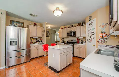 Kitchen - 747 Cape Cottage Ln, Spring, TX 77373 photo 4 of 5