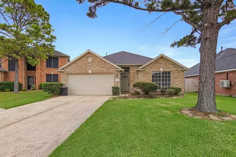 300 Spencer Lndg E, La Porte, TX 77571
