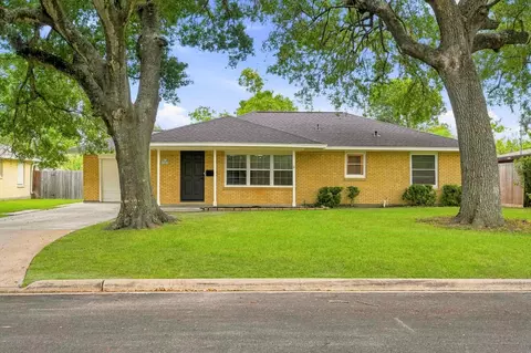 106 S Pin Oak Dr, Texas City, TX 77591