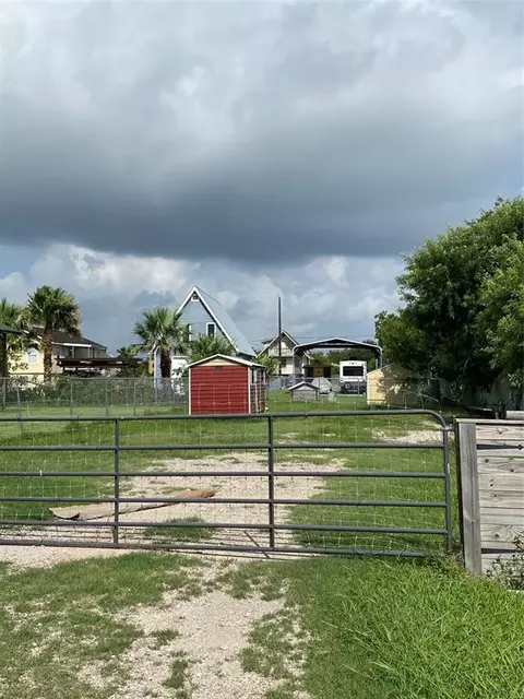 226 12th St, San Leon, TX 77539