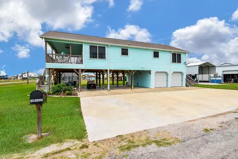 16 Peggy St E, Palacios, TX 77465