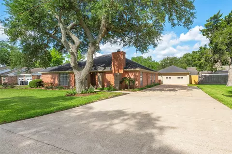 1604 S Hill St, Alvin, TX 77511