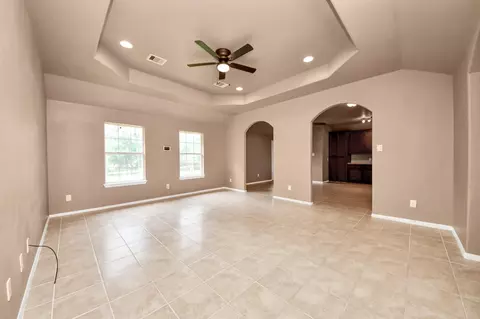 Living - 17820 Mcdonald Ct, Conroe, TX 77302 photo 2 of 7