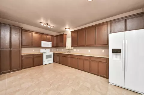 Kitchen - 17820 Mcdonald Ct, Conroe, TX 77302 photo 1 of 2