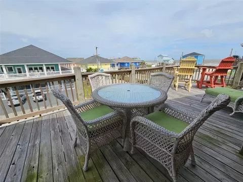 833 Kahla Dr, Crystal Beach, TX 77650