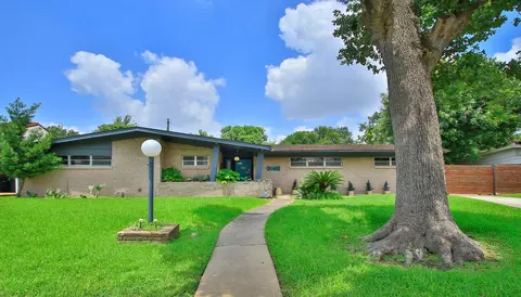 8210 Dover St, Houston, TX 77061