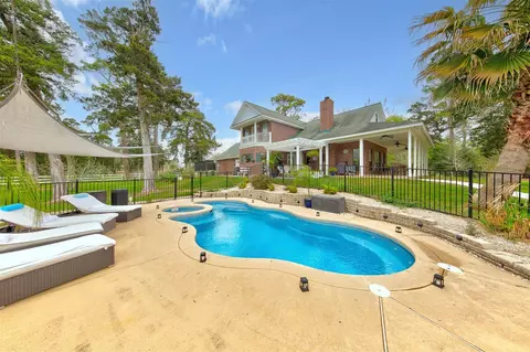 9520 El Chaco Dr, Baytown, TX 77521