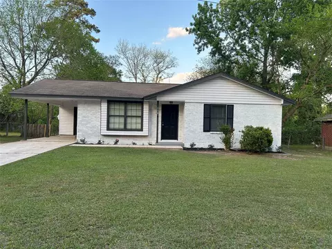 110 Laurie Lane Ln, Willis, TX 77378