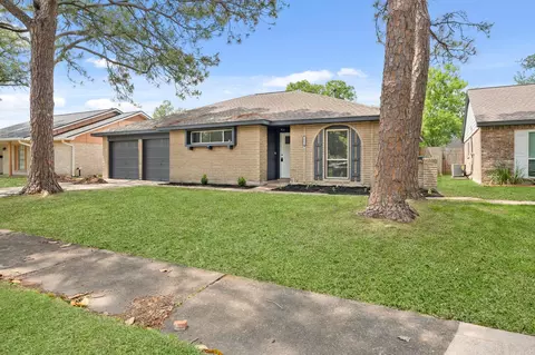 16114 Reseda Cir, Houston, TX 77062