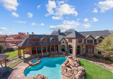 326 W Alkire Lake Dr, Sugar Land, TX 77478