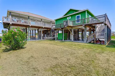 877 Palmetto Dr, Crystal Beach, TX 77650