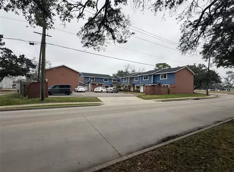 1904 Mustang Rd, Alvin, TX 77511