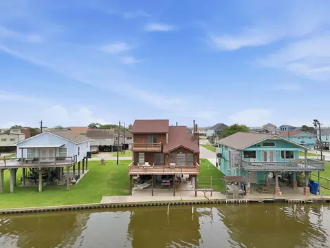 215 Redfish Dr, Freeport, TX 77541