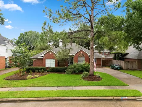815 Maplewood Falls Ct, Houston, TX 77062
